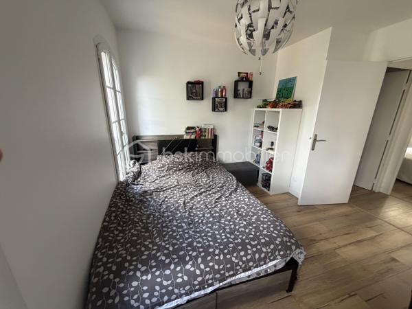 Idéalement située en plein cœur de Bailly-Romainvilliers, à proximité immédiate des commerces, écoles, transports et de toutes les commodités accès A4 proche Disney, découvrez cette agréable maison familiale F5, parfaitement entretenue et sans travaux à prévoir.

Implantée dans un environnement calme et très peu de vis-à-vis, malgré sa mitoyenneté, elle offre un cadre de vie particulièrement agréable.

Au rez-de-chaussée, vous découvrirez une vraie entrée,  une belle pièce de vie lumineuse exposée Sud-Ouest, composée d'un salon et d'une salle à manger avec poêle à bois qui rend cet espace plus chaleureux, ainsi qu' une cuisine ouverte entièrement équipée, créant un espace chaleureux et convivial. Un WC indépendant complète ce niveau.

À l'étage, l'espace nuit se compose de 4 chambres, dont une suite parentale, d'une salle de bain ainsi que d'un WC indépendant ainsi qu'un espace mezzanine à aménager selon vos besoins( espace télétravail, espace de jeu pour les enfants, espace détente tv etc....

La maison a bénéficié de nombreux travaux d'entretien et d'amélioration : peintures refaites, parquet à l'étage remplacé, porte d'entrée neuve, radiateurs changés en 2025, isolation récente des combles, ainsi qu'une toiture nettoyée et régulièrement entretenue. 
Les combles présentent également un potentiel d'aménagement supplémentaire.

Côté extérieur, vous profiterez d'un beau jardin  avec très peu de vis-à-vis exposé Sud-Ouest, idéal pour profiter pleinement des beaux jours. Il dispose d'un store banne électrique, d'un éclairage extérieur, d'un abri de jardin et d'un récupérateur d'eau.

Le stationnement constitue également un véritable atout : portail électrique, possibilité de garer 3 véhicules sur la propriété, auxquels s'ajoute une place dans le garage avec accès direct à la maison.

Les + : emplacement en centre-ville • environnement calme • peu de vis-à-vis • exposition Sud-Ouest • 4 chambres • suite parentale • salle de bain • WC séparés à chaque niveau • poêle à bois • aucun travaux à prévoir • garage • 4 stationnements possibles • portail électrique • jardin • store banne électrique • combles aménageables.

✨ Une maison familiale clé en main, lumineuse et soigneusement entretenue, qui combine emplacement privilégié, beaux volumes et tranquillité en plein centre de Bailly-Romainvilliers. À visiter sans tarder !