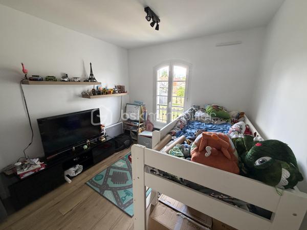 Idéalement située en plein cœur de Bailly-Romainvilliers, à proximité immédiate des commerces, écoles, transports et de toutes les commodités accès A4 proche Disney, découvrez cette agréable maison familiale F5, parfaitement entretenue et sans travaux à prévoir.

Implantée dans un environnement calme et très peu de vis-à-vis, malgré sa mitoyenneté, elle offre un cadre de vie particulièrement agréable.

Au rez-de-chaussée, vous découvrirez une vraie entrée,  une belle pièce de vie lumineuse exposée Sud-Ouest, composée d'un salon et d'une salle à manger avec poêle à bois qui rend cet espace plus chaleureux, ainsi qu' une cuisine ouverte entièrement équipée, créant un espace chaleureux et convivial. Un WC indépendant complète ce niveau.

À l'étage, l'espace nuit se compose de 4 chambres, dont une suite parentale, d'une salle de bain ainsi que d'un WC indépendant ainsi qu'un espace mezzanine à aménager selon vos besoins( espace télétravail, espace de jeu pour les enfants, espace détente tv etc....

La maison a bénéficié de nombreux travaux d'entretien et d'amélioration : peintures refaites, parquet à l'étage remplacé, porte d'entrée neuve, radiateurs changés en 2025, isolation récente des combles, ainsi qu'une toiture nettoyée et régulièrement entretenue. 
Les combles présentent également un potentiel d'aménagement supplémentaire.

Côté extérieur, vous profiterez d'un beau jardin  avec très peu de vis-à-vis exposé Sud-Ouest, idéal pour profiter pleinement des beaux jours. Il dispose d'un store banne électrique, d'un éclairage extérieur, d'un abri de jardin et d'un récupérateur d'eau.

Le stationnement constitue également un véritable atout : portail électrique, possibilité de garer 3 véhicules sur la propriété, auxquels s'ajoute une place dans le garage avec accès direct à la maison.

Les + : emplacement en centre-ville • environnement calme • peu de vis-à-vis • exposition Sud-Ouest • 4 chambres • suite parentale • salle de bain • WC séparés à chaque niveau • poêle à bois • aucun travaux à prévoir • garage • 4 stationnements possibles • portail électrique • jardin • store banne électrique • combles aménageables.

✨ Une maison familiale clé en main, lumineuse et soigneusement entretenue, qui combine emplacement privilégié, beaux volumes et tranquillité en plein centre de Bailly-Romainvilliers. À visiter sans tarder !