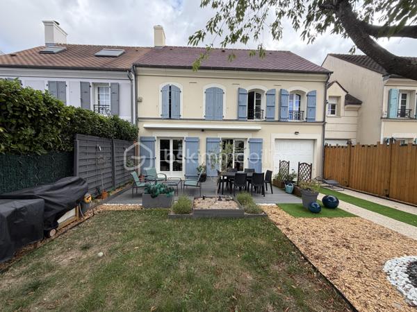 Idéalement située en plein cœur de Bailly-Romainvilliers, à proximité immédiate des commerces, écoles, transports et de toutes les commodités accès A4 proche Disney, découvrez cette agréable maison familiale F5, parfaitement entretenue et sans travaux à prévoir.

Implantée dans un environnement calme et très peu de vis-à-vis, malgré sa mitoyenneté, elle offre un cadre de vie particulièrement agréable.

Au rez-de-chaussée, vous découvrirez une vraie entrée,  une belle pièce de vie lumineuse exposée Sud-Ouest, composée d'un salon et d'une salle à manger avec poêle à bois qui rend cet espace plus chaleureux, ainsi qu' une cuisine ouverte entièrement équipée, créant un espace chaleureux et convivial. Un WC indépendant complète ce niveau.

À l'étage, l'espace nuit se compose de 4 chambres, dont une suite parentale, d'une salle de bain ainsi que d'un WC indépendant ainsi qu'un espace mezzanine à aménager selon vos besoins( espace télétravail, espace de jeu pour les enfants, espace détente tv etc....

La maison a bénéficié de nombreux travaux d'entretien et d'amélioration : peintures refaites, parquet à l'étage remplacé, porte d'entrée neuve, radiateurs changés en 2025, isolation récente des combles, ainsi qu'une toiture nettoyée et régulièrement entretenue. 
Les combles présentent également un potentiel d'aménagement supplémentaire.

Côté extérieur, vous profiterez d'un beau jardin  avec très peu de vis-à-vis exposé Sud-Ouest, idéal pour profiter pleinement des beaux jours. Il dispose d'un store banne électrique, d'un éclairage extérieur, d'un abri de jardin et d'un récupérateur d'eau.

Le stationnement constitue également un véritable atout : portail électrique, possibilité de garer 3 véhicules sur la propriété, auxquels s'ajoute une place dans le garage avec accès direct à la maison.

Les + : emplacement en centre-ville • environnement calme • peu de vis-à-vis • exposition Sud-Ouest • 4 chambres • suite parentale • salle de bain • WC séparés à chaque niveau • poêle à bois • aucun travaux à prévoir • garage • 4 stationnements possibles • portail électrique • jardin • store banne électrique • combles aménageables.

✨ Une maison familiale clé en main, lumineuse et soigneusement entretenue, qui combine emplacement privilégié, beaux volumes et tranquillité en plein centre de Bailly-Romainvilliers. À visiter sans tarder !