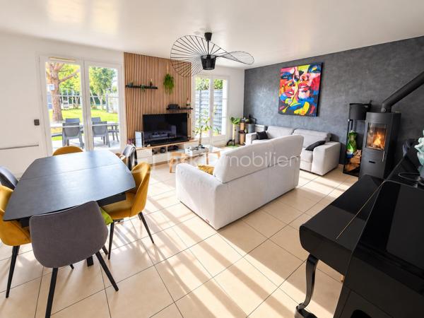 Idéalement située en plein cœur de Bailly-Romainvilliers, à proximité immédiate des commerces, écoles, transports et de toutes les commodités accès A4 proche Disney, découvrez cette agréable maison familiale F5, parfaitement entretenue et sans travaux à prévoir.

Implantée dans un environnement calme et très peu de vis-à-vis, malgré sa mitoyenneté, elle offre un cadre de vie particulièrement agréable.

Au rez-de-chaussée, vous découvrirez une vraie entrée,  une belle pièce de vie lumineuse exposée Sud-Ouest, composée d'un salon et d'une salle à manger avec poêle à bois qui rend cet espace plus chaleureux, ainsi qu' une cuisine ouverte entièrement équipée, créant un espace chaleureux et convivial. Un WC indépendant complète ce niveau.

À l'étage, l'espace nuit se compose de 4 chambres, dont une suite parentale, d'une salle de bain ainsi que d'un WC indépendant ainsi qu'un espace mezzanine à aménager selon vos besoins( espace télétravail, espace de jeu pour les enfants, espace détente tv etc....

La maison a bénéficié de nombreux travaux d'entretien et d'amélioration : peintures refaites, parquet à l'étage remplacé, porte d'entrée neuve, radiateurs changés en 2025, isolation récente des combles, ainsi qu'une toiture nettoyée et régulièrement entretenue. 
Les combles présentent également un potentiel d'aménagement supplémentaire.

Côté extérieur, vous profiterez d'un beau jardin  avec très peu de vis-à-vis exposé Sud-Ouest, idéal pour profiter pleinement des beaux jours. Il dispose d'un store banne électrique, d'un éclairage extérieur, d'un abri de jardin et d'un récupérateur d'eau.

Le stationnement constitue également un véritable atout : portail électrique, possibilité de garer 3 véhicules sur la propriété, auxquels s'ajoute une place dans le garage avec accès direct à la maison.

Les + : emplacement en centre-ville • environnement calme • peu de vis-à-vis • exposition Sud-Ouest • 4 chambres • suite parentale • salle de bain • WC séparés à chaque niveau • poêle à bois • aucun travaux à prévoir • garage • 4 stationnements possibles • portail électrique • jardin • store banne électrique • combles aménageables.

✨ Une maison familiale clé en main, lumineuse et soigneusement entretenue, qui combine emplacement privilégié, beaux volumes et tranquillité en plein centre de Bailly-Romainvilliers. À visiter sans tarder !