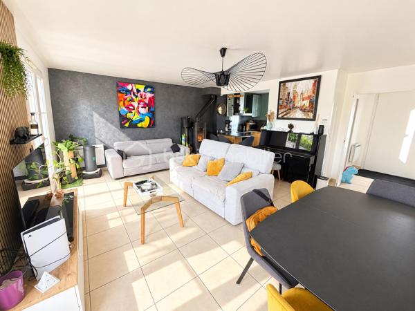 Idéalement située en plein cœur de Bailly-Romainvilliers, à proximité immédiate des commerces, écoles, transports et de toutes les commodités accès A4 proche Disney, découvrez cette agréable maison familiale F5, parfaitement entretenue et sans travaux à prévoir.

Implantée dans un environnement calme et très peu de vis-à-vis, malgré sa mitoyenneté, elle offre un cadre de vie particulièrement agréable.

Au rez-de-chaussée, vous découvrirez une vraie entrée,  une belle pièce de vie lumineuse exposée Sud-Ouest, composée d'un salon et d'une salle à manger avec poêle à bois qui rend cet espace plus chaleureux, ainsi qu' une cuisine ouverte entièrement équipée, créant un espace chaleureux et convivial. Un WC indépendant complète ce niveau.

À l'étage, l'espace nuit se compose de 4 chambres, dont une suite parentale, d'une salle de bain ainsi que d'un WC indépendant ainsi qu'un espace mezzanine à aménager selon vos besoins( espace télétravail, espace de jeu pour les enfants, espace détente tv etc....

La maison a bénéficié de nombreux travaux d'entretien et d'amélioration : peintures refaites, parquet à l'étage remplacé, porte d'entrée neuve, radiateurs changés en 2025, isolation récente des combles, ainsi qu'une toiture nettoyée et régulièrement entretenue. 
Les combles présentent également un potentiel d'aménagement supplémentaire.

Côté extérieur, vous profiterez d'un beau jardin  avec très peu de vis-à-vis exposé Sud-Ouest, idéal pour profiter pleinement des beaux jours. Il dispose d'un store banne électrique, d'un éclairage extérieur, d'un abri de jardin et d'un récupérateur d'eau.

Le stationnement constitue également un véritable atout : portail électrique, possibilité de garer 3 véhicules sur la propriété, auxquels s'ajoute une place dans le garage avec accès direct à la maison.

Les + : emplacement en centre-ville • environnement calme • peu de vis-à-vis • exposition Sud-Ouest • 4 chambres • suite parentale • salle de bain • WC séparés à chaque niveau • poêle à bois • aucun travaux à prévoir • garage • 4 stationnements possibles • portail électrique • jardin • store banne électrique • combles aménageables.

✨ Une maison familiale clé en main, lumineuse et soigneusement entretenue, qui combine emplacement privilégié, beaux volumes et tranquillité en plein centre de Bailly-Romainvilliers. À visiter sans tarder !