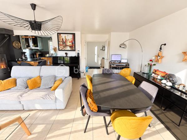 Idéalement située en plein cœur de Bailly-Romainvilliers, à proximité immédiate des commerces, écoles, transports et de toutes les commodités accès A4 proche Disney, découvrez cette agréable maison familiale F5, parfaitement entretenue et sans travaux à prévoir.

Implantée dans un environnement calme et très peu de vis-à-vis, malgré sa mitoyenneté, elle offre un cadre de vie particulièrement agréable.

Au rez-de-chaussée, vous découvrirez une vraie entrée,  une belle pièce de vie lumineuse exposée Sud-Ouest, composée d'un salon et d'une salle à manger avec poêle à bois qui rend cet espace plus chaleureux, ainsi qu' une cuisine ouverte entièrement équipée, créant un espace chaleureux et convivial. Un WC indépendant complète ce niveau.

À l'étage, l'espace nuit se compose de 4 chambres, dont une suite parentale, d'une salle de bain ainsi que d'un WC indépendant ainsi qu'un espace mezzanine à aménager selon vos besoins( espace télétravail, espace de jeu pour les enfants, espace détente tv etc....

La maison a bénéficié de nombreux travaux d'entretien et d'amélioration : peintures refaites, parquet à l'étage remplacé, porte d'entrée neuve, radiateurs changés en 2025, isolation récente des combles, ainsi qu'une toiture nettoyée et régulièrement entretenue. 
Les combles présentent également un potentiel d'aménagement supplémentaire.

Côté extérieur, vous profiterez d'un beau jardin  avec très peu de vis-à-vis exposé Sud-Ouest, idéal pour profiter pleinement des beaux jours. Il dispose d'un store banne électrique, d'un éclairage extérieur, d'un abri de jardin et d'un récupérateur d'eau.

Le stationnement constitue également un véritable atout : portail électrique, possibilité de garer 3 véhicules sur la propriété, auxquels s'ajoute une place dans le garage avec accès direct à la maison.

Les + : emplacement en centre-ville • environnement calme • peu de vis-à-vis • exposition Sud-Ouest • 4 chambres • suite parentale • salle de bain • WC séparés à chaque niveau • poêle à bois • aucun travaux à prévoir • garage • 4 stationnements possibles • portail électrique • jardin • store banne électrique • combles aménageables.

✨ Une maison familiale clé en main, lumineuse et soigneusement entretenue, qui combine emplacement privilégié, beaux volumes et tranquillité en plein centre de Bailly-Romainvilliers. À visiter sans tarder !
