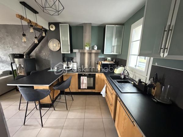 Idéalement située en plein cœur de Bailly-Romainvilliers, à proximité immédiate des commerces, écoles, transports et de toutes les commodités accès A4 proche Disney, découvrez cette agréable maison familiale F5, parfaitement entretenue et sans travaux à prévoir.

Implantée dans un environnement calme et très peu de vis-à-vis, malgré sa mitoyenneté, elle offre un cadre de vie particulièrement agréable.

Au rez-de-chaussée, vous découvrirez une vraie entrée,  une belle pièce de vie lumineuse exposée Sud-Ouest, composée d'un salon et d'une salle à manger avec poêle à bois qui rend cet espace plus chaleureux, ainsi qu' une cuisine ouverte entièrement équipée, créant un espace chaleureux et convivial. Un WC indépendant complète ce niveau.

À l'étage, l'espace nuit se compose de 4 chambres, dont une suite parentale, d'une salle de bain ainsi que d'un WC indépendant ainsi qu'un espace mezzanine à aménager selon vos besoins( espace télétravail, espace de jeu pour les enfants, espace détente tv etc....

La maison a bénéficié de nombreux travaux d'entretien et d'amélioration : peintures refaites, parquet à l'étage remplacé, porte d'entrée neuve, radiateurs changés en 2025, isolation récente des combles, ainsi qu'une toiture nettoyée et régulièrement entretenue. 
Les combles présentent également un potentiel d'aménagement supplémentaire.

Côté extérieur, vous profiterez d'un beau jardin  avec très peu de vis-à-vis exposé Sud-Ouest, idéal pour profiter pleinement des beaux jours. Il dispose d'un store banne électrique, d'un éclairage extérieur, d'un abri de jardin et d'un récupérateur d'eau.

Le stationnement constitue également un véritable atout : portail électrique, possibilité de garer 3 véhicules sur la propriété, auxquels s'ajoute une place dans le garage avec accès direct à la maison.

Les + : emplacement en centre-ville • environnement calme • peu de vis-à-vis • exposition Sud-Ouest • 4 chambres • suite parentale • salle de bain • WC séparés à chaque niveau • poêle à bois • aucun travaux à prévoir • garage • 4 stationnements possibles • portail électrique • jardin • store banne électrique • combles aménageables.

✨ Une maison familiale clé en main, lumineuse et soigneusement entretenue, qui combine emplacement privilégié, beaux volumes et tranquillité en plein centre de Bailly-Romainvilliers. À visiter sans tarder !