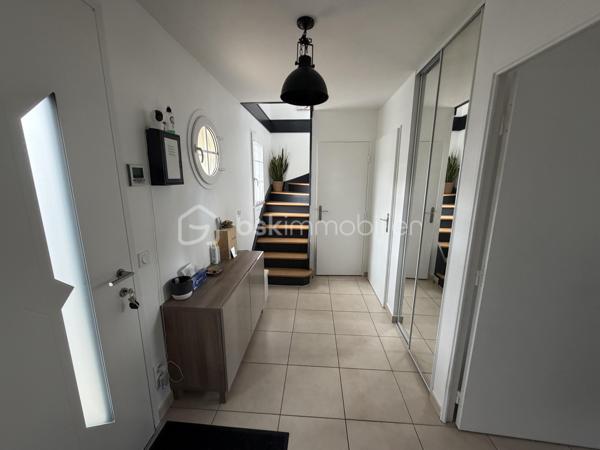 Idéalement située en plein cœur de Bailly-Romainvilliers, à proximité immédiate des commerces, écoles, transports et de toutes les commodités accès A4 proche Disney, découvrez cette agréable maison familiale F5, parfaitement entretenue et sans travaux à prévoir.

Implantée dans un environnement calme et très peu de vis-à-vis, malgré sa mitoyenneté, elle offre un cadre de vie particulièrement agréable.

Au rez-de-chaussée, vous découvrirez une vraie entrée,  une belle pièce de vie lumineuse exposée Sud-Ouest, composée d'un salon et d'une salle à manger avec poêle à bois qui rend cet espace plus chaleureux, ainsi qu' une cuisine ouverte entièrement équipée, créant un espace chaleureux et convivial. Un WC indépendant complète ce niveau.

À l'étage, l'espace nuit se compose de 4 chambres, dont une suite parentale, d'une salle de bain ainsi que d'un WC indépendant ainsi qu'un espace mezzanine à aménager selon vos besoins( espace télétravail, espace de jeu pour les enfants, espace détente tv etc....

La maison a bénéficié de nombreux travaux d'entretien et d'amélioration : peintures refaites, parquet à l'étage remplacé, porte d'entrée neuve, radiateurs changés en 2025, isolation récente des combles, ainsi qu'une toiture nettoyée et régulièrement entretenue. 
Les combles présentent également un potentiel d'aménagement supplémentaire.

Côté extérieur, vous profiterez d'un beau jardin  avec très peu de vis-à-vis exposé Sud-Ouest, idéal pour profiter pleinement des beaux jours. Il dispose d'un store banne électrique, d'un éclairage extérieur, d'un abri de jardin et d'un récupérateur d'eau.

Le stationnement constitue également un véritable atout : portail électrique, possibilité de garer 3 véhicules sur la propriété, auxquels s'ajoute une place dans le garage avec accès direct à la maison.

Les + : emplacement en centre-ville • environnement calme • peu de vis-à-vis • exposition Sud-Ouest • 4 chambres • suite parentale • salle de bain • WC séparés à chaque niveau • poêle à bois • aucun travaux à prévoir • garage • 4 stationnements possibles • portail électrique • jardin • store banne électrique • combles aménageables.

✨ Une maison familiale clé en main, lumineuse et soigneusement entretenue, qui combine emplacement privilégié, beaux volumes et tranquillité en plein centre de Bailly-Romainvilliers. À visiter sans tarder !