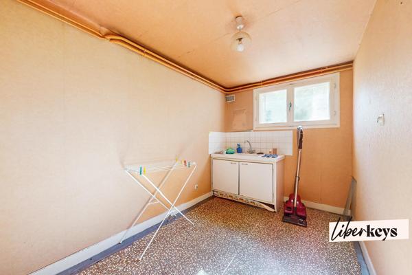 LACROST 71700 - VILLA SUR 2 NIVEAUX - 112 M² Habitable - 1762 M² TERRAIN - 3/4 CHAMBRES - GARAGE