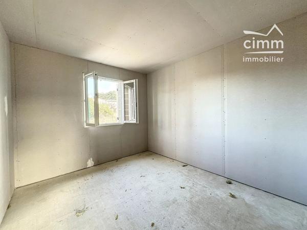 Dans un petit ensemble de 3 lots, villa de plain-pied de 71,66 m² sur une parcelle d'environ 315 m².