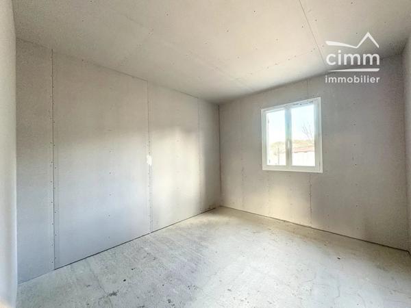 Dans un petit ensemble de 3 lots, villa de plain-pied de 71,66 m² sur une parcelle d'environ 315 m².
