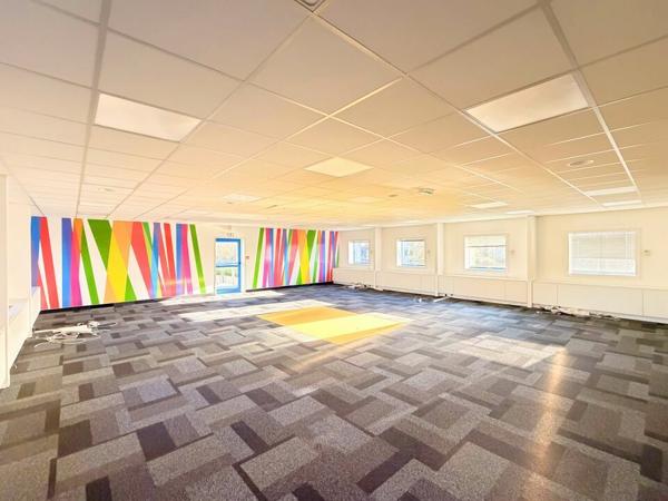 IMMEUBLE DE BUREAUX 676 M² À VENDRE POITIERS – PÔLE MÉDICAL – 30 PARKINGS – IDÉAL ENTREPRISE OU INVESTISSEUR
