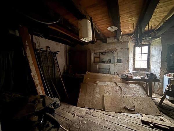 Batisse ancienne à rénover entièrement Concores