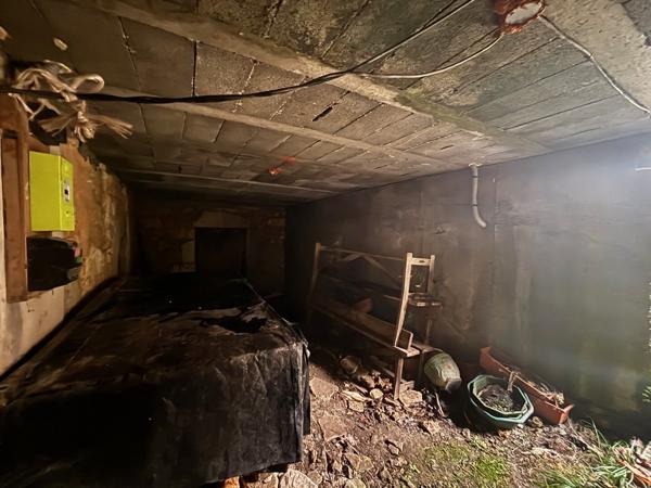 Batisse ancienne à rénover entièrement Concores
