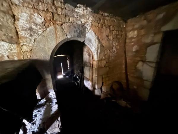 Batisse ancienne à rénover entièrement Concores