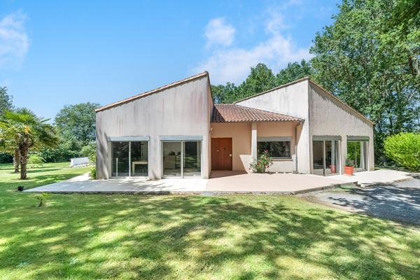 Maison d'architecte de 1984 - 180 m² - Propriété boisée aux portes de VIHIERS (49310)