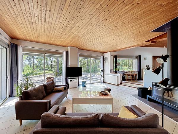 Maison d'architecte de 1984 - 180 m² - Propriété boisée aux portes de VIHIERS (49310)