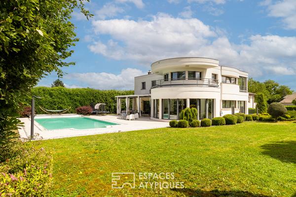 Maison d’architecte aux lignes élégantes avec piscine et jardin