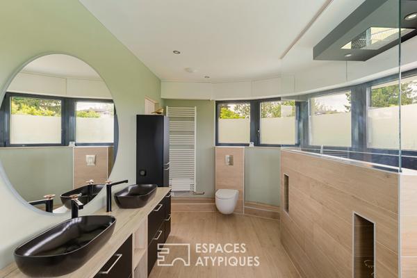 Maison d’architecte aux lignes élégantes avec piscine et jardin