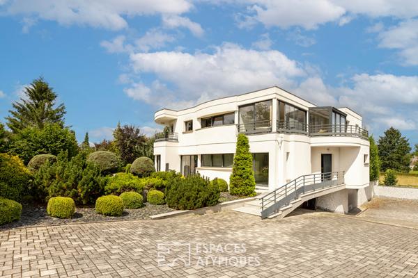Maison d’architecte aux lignes élégantes avec piscine et jardin