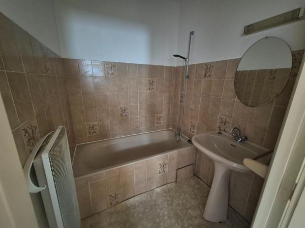 Maison de plain-pied 2 chambres 1 garage 1 jardin proche des commerces