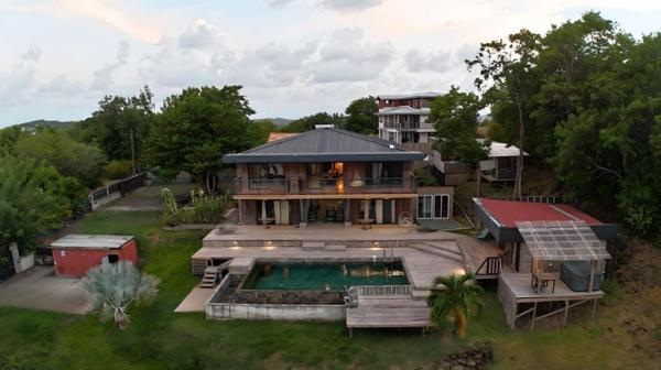 Domaine de 1 villa F6 + 2 bungalows indépendants + piscine + vue mer au Marin