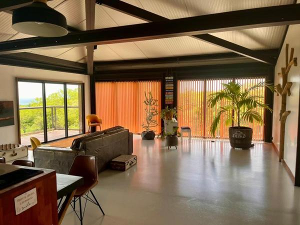 Domaine de 1 villa F6 + 2 bungalows indépendants + piscine + vue mer au Marin