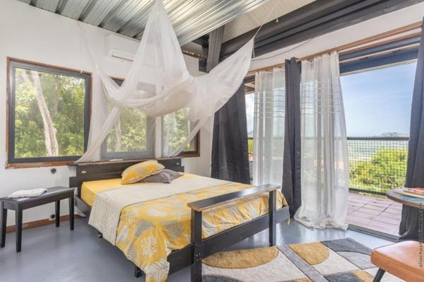 Domaine de 1 villa F6 + 2 bungalows indépendants + piscine + vue mer au Marin