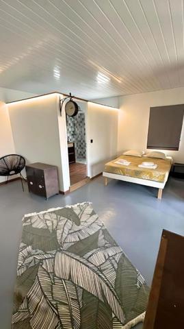 Domaine de 1 villa F6 + 2 bungalows indépendants + piscine + vue mer au Marin