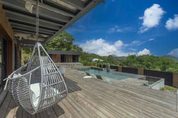 Domaine de 1 villa F6 + 2 bungalows indépendants + piscine + vue mer au Marin