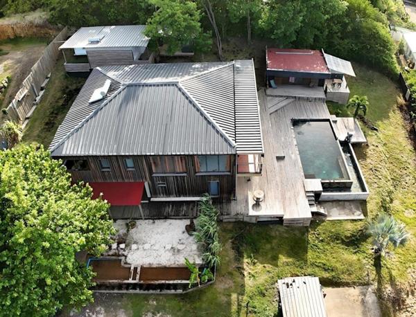 Domaine de 1 villa F6 + 2 bungalows indépendants + piscine + vue mer au Marin