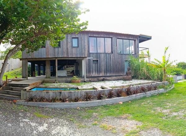 Domaine de 1 villa F6 + 2 bungalows indépendants + piscine + vue mer au Marin