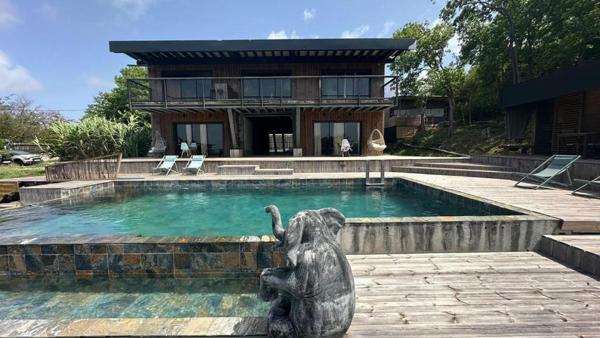 Domaine de 1 villa F6 + 2 bungalows indépendants + piscine + vue mer au Marin