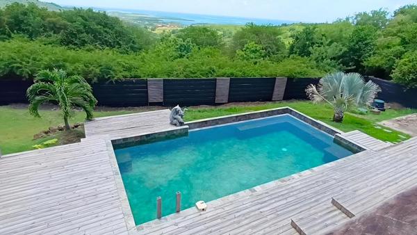 Domaine de 1 villa F6 + 2 bungalows indépendants + piscine + vue mer au Marin
