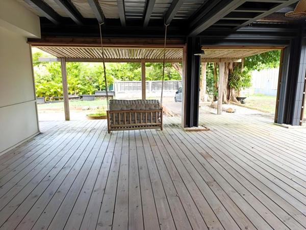 Domaine de 1 villa F6 + 2 bungalows indépendants + piscine + vue mer au Marin