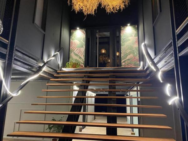 Domaine de 1 villa F6 + 2 bungalows indépendants + piscine + vue mer au Marin