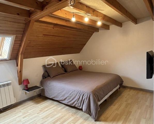Au cœur de Lamballe, profitez d'un mode de vie privilégié où tout se fait à pied.

Située à seulement 3 minutes du centre-ville, à moins de 10 minutes à pied de la gare, cette maison de caractère bénéficie également d'un accès rapide aux axes menant vers les plages de la côte bretonne.

Derrière sa façade discrète se dévoile une maison atypique aux volumes généreux développant environ 170 m² habitables, où le charme de l'ancien se mêle à une vie citadine particulièrement confortable.

Dès l'entrée, vous découvrirez une agréable pièce de vie chaleureuse agrémentée d'une cheminée avec insert, idéale pour les soirées d'hiver, ainsi qu'une cuisine aménagée et équipée ouvrant sur un véritable atout rare en cœur de ville : un vaste patio d'environ 35 m².
Véritable pièce de vie extérieure, cet espace intimiste permet de profiter pleinement des beaux jours, d'organiser des repas en famille ou entre amis et de savourer les plaisirs de l'extérieur sans les contraintes d'entretien d'un jardin.

Le premier étage accueille trois chambres de belles dimensions ainsi qu'une salle d'eau avec WC.

Au second niveau, un salon cocooning sous les toits, une vaste quatrième chambre avec sa salle de bains privative, un WC indépendant ainsi qu'une mezzanine composent un espace idéal pour une suite parentale, un adolescent en quête d'indépendance ou encore un espace dédié au télétravail.

La maison bénéficie d'un chauffage au gaz de ville complété par une cheminée avec insert, offrant confort et convivialité au quotidien.

Elle se distingue également par ses nombreux espaces annexes. Depuis le patio, une charmante porte en ogive donne accès à un local de stockage plein de caractère, idéal pour un atelier, le rangement ou le stockage de matériel. Un passage couvert dessert également le patio et facilite le stationnement des vélos, poussettes ou équipements du quotidien, un avantage particulièrement appréciable en centre-ville.

Enfin, un garage d'environ 18 m² avec porte motorisée complète l'ensemble et apporte un confort devenu rare pour une maison située en plein cœur de Lamballe.

Quelques rafraîchissements décoratifs permettront aux futurs propriétaires de révéler tout le potentiel de cette maison et de la personnaliser à leur image afin d'en faire un véritable cocon familial.

Une adresse idéale pour ceux qui recherchent le charme de l'ancien, de beaux volumes, un extérieur facile à vivre et la praticité d'une vie de centre-ville.
À découvrir sans tarder.