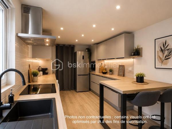 Au cœur de Lamballe, profitez d'un mode de vie privilégié où tout se fait à pied.

Située à seulement 3 minutes du centre-ville, à moins de 10 minutes à pied de la gare, cette maison de caractère bénéficie également d'un accès rapide aux axes menant vers les plages de la côte bretonne.

Derrière sa façade discrète se dévoile une maison atypique aux volumes généreux développant environ 170 m² habitables, où le charme de l'ancien se mêle à une vie citadine particulièrement confortable.

Dès l'entrée, vous découvrirez une agréable pièce de vie chaleureuse agrémentée d'une cheminée avec insert, idéale pour les soirées d'hiver, ainsi qu'une cuisine aménagée et équipée ouvrant sur un véritable atout rare en cœur de ville : un vaste patio d'environ 35 m².
Véritable pièce de vie extérieure, cet espace intimiste permet de profiter pleinement des beaux jours, d'organiser des repas en famille ou entre amis et de savourer les plaisirs de l'extérieur sans les contraintes d'entretien d'un jardin.

Le premier étage accueille trois chambres de belles dimensions ainsi qu'une salle d'eau avec WC.

Au second niveau, un salon cocooning sous les toits, une vaste quatrième chambre avec sa salle de bains privative, un WC indépendant ainsi qu'une mezzanine composent un espace idéal pour une suite parentale, un adolescent en quête d'indépendance ou encore un espace dédié au télétravail.

La maison bénéficie d'un chauffage au gaz de ville complété par une cheminée avec insert, offrant confort et convivialité au quotidien.

Elle se distingue également par ses nombreux espaces annexes. Depuis le patio, une charmante porte en ogive donne accès à un local de stockage plein de caractère, idéal pour un atelier, le rangement ou le stockage de matériel. Un passage couvert dessert également le patio et facilite le stationnement des vélos, poussettes ou équipements du quotidien, un avantage particulièrement appréciable en centre-ville.

Enfin, un garage d'environ 18 m² avec porte motorisée complète l'ensemble et apporte un confort devenu rare pour une maison située en plein cœur de Lamballe.

Quelques rafraîchissements décoratifs permettront aux futurs propriétaires de révéler tout le potentiel de cette maison et de la personnaliser à leur image afin d'en faire un véritable cocon familial.

Une adresse idéale pour ceux qui recherchent le charme de l'ancien, de beaux volumes, un extérieur facile à vivre et la praticité d'une vie de centre-ville.
À découvrir sans tarder.