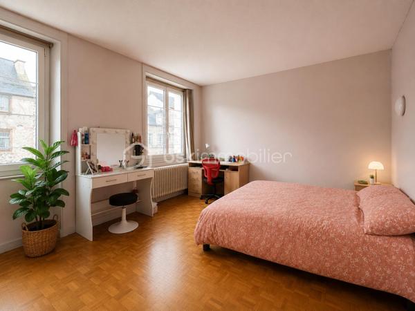 Au cœur de Lamballe, profitez d'un mode de vie privilégié où tout se fait à pied.

Située à seulement 3 minutes du centre-ville, à moins de 10 minutes à pied de la gare, cette maison de caractère bénéficie également d'un accès rapide aux axes menant vers les plages de la côte bretonne.

Derrière sa façade discrète se dévoile une maison atypique aux volumes généreux développant environ 170 m² habitables, où le charme de l'ancien se mêle à une vie citadine particulièrement confortable.

Dès l'entrée, vous découvrirez une agréable pièce de vie chaleureuse agrémentée d'une cheminée avec insert, idéale pour les soirées d'hiver, ainsi qu'une cuisine aménagée et équipée ouvrant sur un véritable atout rare en cœur de ville : un vaste patio d'environ 35 m².
Véritable pièce de vie extérieure, cet espace intimiste permet de profiter pleinement des beaux jours, d'organiser des repas en famille ou entre amis et de savourer les plaisirs de l'extérieur sans les contraintes d'entretien d'un jardin.

Le premier étage accueille trois chambres de belles dimensions ainsi qu'une salle d'eau avec WC.

Au second niveau, un salon cocooning sous les toits, une vaste quatrième chambre avec sa salle de bains privative, un WC indépendant ainsi qu'une mezzanine composent un espace idéal pour une suite parentale, un adolescent en quête d'indépendance ou encore un espace dédié au télétravail.

La maison bénéficie d'un chauffage au gaz de ville complété par une cheminée avec insert, offrant confort et convivialité au quotidien.

Elle se distingue également par ses nombreux espaces annexes. Depuis le patio, une charmante porte en ogive donne accès à un local de stockage plein de caractère, idéal pour un atelier, le rangement ou le stockage de matériel. Un passage couvert dessert également le patio et facilite le stationnement des vélos, poussettes ou équipements du quotidien, un avantage particulièrement appréciable en centre-ville.

Enfin, un garage d'environ 18 m² avec porte motorisée complète l'ensemble et apporte un confort devenu rare pour une maison située en plein cœur de Lamballe.

Quelques rafraîchissements décoratifs permettront aux futurs propriétaires de révéler tout le potentiel de cette maison et de la personnaliser à leur image afin d'en faire un véritable cocon familial.

Une adresse idéale pour ceux qui recherchent le charme de l'ancien, de beaux volumes, un extérieur facile à vivre et la praticité d'une vie de centre-ville.
À découvrir sans tarder.