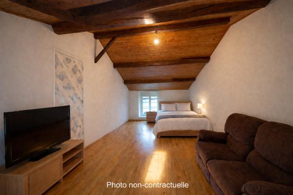 Five-bedroom longère-style house with garages, large plot of