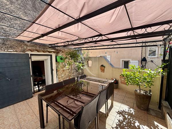 MAISON DE VILLAGE AVEC TERRASSE, GARAGES, CAVE A RIANS