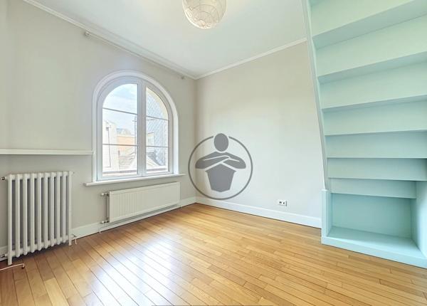 Vente                                                      Appartement
                        
                     5 pièces                      97 m2                     à Saint-Quentin