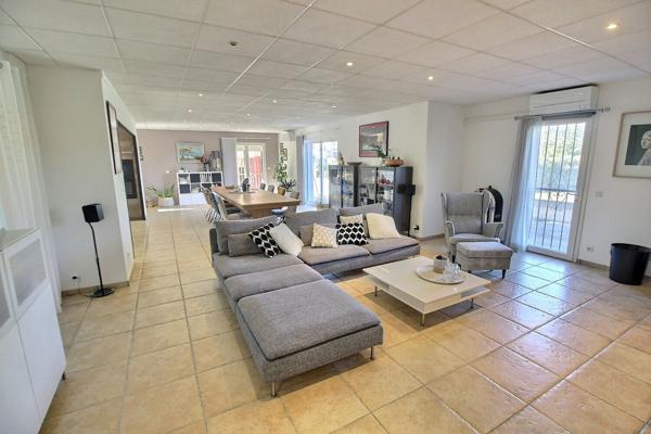 VILLA TYPE F5 DE 260 M² SUR TERRAIN 4 FACES AVEC PISCINE ET GARAGE