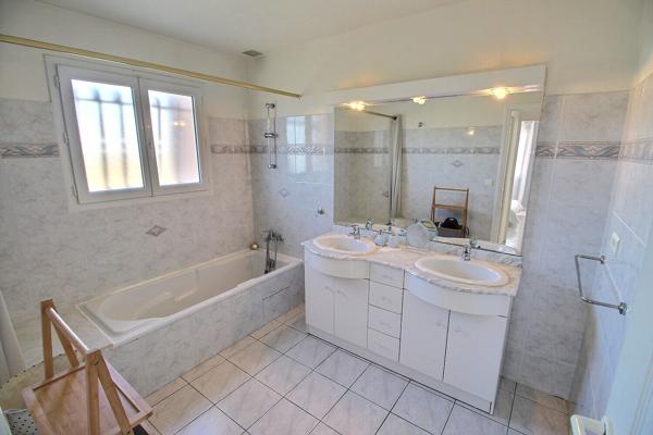 VILLA TYPE F5 DE 260 M² SUR TERRAIN 4 FACES AVEC PISCINE ET GARAGE