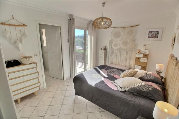 VILLA TYPE F5 DE 260 M² SUR TERRAIN 4 FACES AVEC PISCINE ET GARAGE