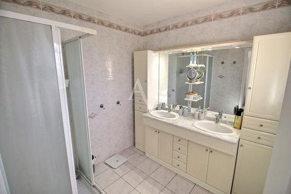 VILLA TYPE F5 DE 260 M² SUR TERRAIN 4 FACES AVEC PISCINE ET GARAGE