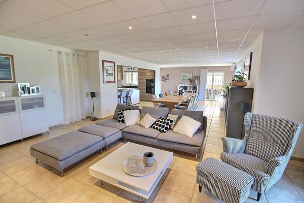 VILLA TYPE F5 DE 260 M² SUR TERRAIN 4 FACES AVEC PISCINE ET GARAGE