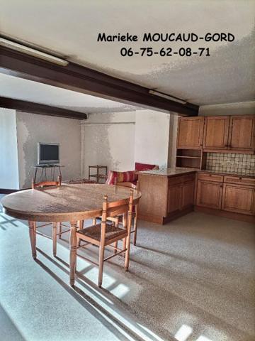 En plein centre de Beauzac 43590 maison de ville traversante ((deux entrées possibles) 270m² dont 132m² habitables 4 chambres