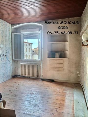 En plein centre de Beauzac 43590 maison de ville traversante ((deux entrées possibles) 270m² dont 132m² habitables 4 chambres