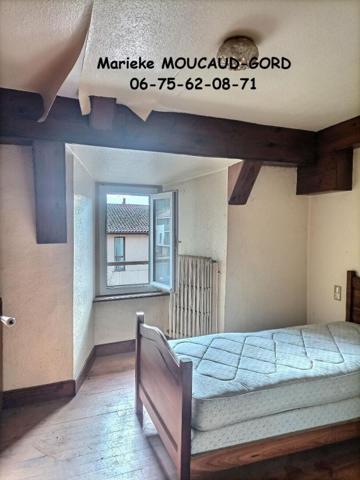 En plein centre de Beauzac 43590 maison de ville traversante ((deux entrées possibles) 270m² dont 132m² habitables 4 chambres