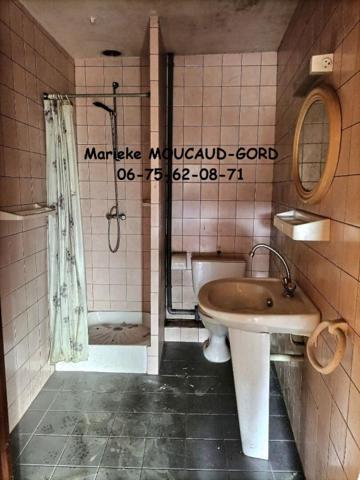 En plein centre de Beauzac 43590 maison de ville traversante ((deux entrées possibles) 270m² dont 132m² habitables 4 chambres