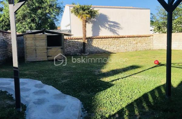 EXCLUSIVITE ETAULES Centre-ville : A proximité immédiate des commerces, écoles, médecin et a seulement 15 min des plages.
Maison de 254 m2, rénovée, au gout du jour comprenant :
Un vaste séjour/salle a manger traversant et lumineux, avec une cheminée, de 76 m2 environ, et sa cuisine ouverte entièrement meublée et équipée.
Une grande suite parentale avec une salle d'eau et wc séparé.
4 chambres lumineuses aux beaux volumes, salle de bain et wc séparé.
Un appartement avec une entrée privative composé :
D'un séjour avec cuisine ouverte meublée et équipée, une chambre , une salle d'eau et wc .
Coté extérieur : Joli terrain d'environ 679 m2, bien exposé, entièrement clos et sans vis a vis comprenant une terrasse, une petite dépendance et un grand garage d'environ 80m2.
Les +++++ :
- Fenêtres PVC double vitrage.
- Jusqu'à 4 stationnements hors garage, camping-car possible.
- Pompe a chaleur.
- Aucun travaux a prévoir.
A votre disposition pour tout renseignement complémentaire au 06.14.04.55.39