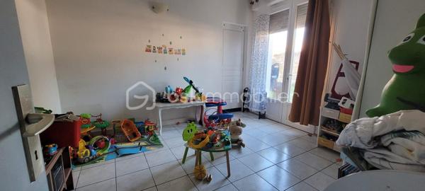 EXCLUSIVITE ETAULES Centre-ville : A proximité immédiate des commerces, écoles, médecin et a seulement 15 min des plages.
Maison de 254 m2, rénovée, au gout du jour comprenant :
Un vaste séjour/salle a manger traversant et lumineux, avec une cheminée, de 76 m2 environ, et sa cuisine ouverte entièrement meublée et équipée.
Une grande suite parentale avec une salle d'eau et wc séparé.
4 chambres lumineuses aux beaux volumes, salle de bain et wc séparé.
Un appartement avec une entrée privative composé :
D'un séjour avec cuisine ouverte meublée et équipée, une chambre , une salle d'eau et wc .
Coté extérieur : Joli terrain d'environ 679 m2, bien exposé, entièrement clos et sans vis a vis comprenant une terrasse, une petite dépendance et un grand garage d'environ 80m2.
Les +++++ :
- Fenêtres PVC double vitrage.
- Jusqu'à 4 stationnements hors garage, camping-car possible.
- Pompe a chaleur.
- Aucun travaux a prévoir.
A votre disposition pour tout renseignement complémentaire au 06.14.04.55.39