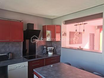EXCLUSIVITE ETAULES Centre-ville : A proximité immédiate des commerces, écoles, médecin et a seulement 15 min des plages.
Maison de 254 m2, rénovée, au gout du jour comprenant :
Un vaste séjour/salle a manger traversant et lumineux, avec une cheminée, de 76 m2 environ, et sa cuisine ouverte entièrement meublée et équipée.
Une grande suite parentale avec une salle d'eau et wc séparé.
4 chambres lumineuses aux beaux volumes, salle de bain et wc séparé.
Un appartement avec une entrée privative composé :
D'un séjour avec cuisine ouverte meublée et équipée, une chambre , une salle d'eau et wc .
Coté extérieur : Joli terrain d'environ 679 m2, bien exposé, entièrement clos et sans vis a vis comprenant une terrasse, une petite dépendance et un grand garage d'environ 80m2.
Les +++++ :
- Fenêtres PVC double vitrage.
- Jusqu'à 4 stationnements hors garage, camping-car possible.
- Pompe a chaleur.
- Aucun travaux a prévoir.
A votre disposition pour tout renseignement complémentaire au 06.14.04.55.39